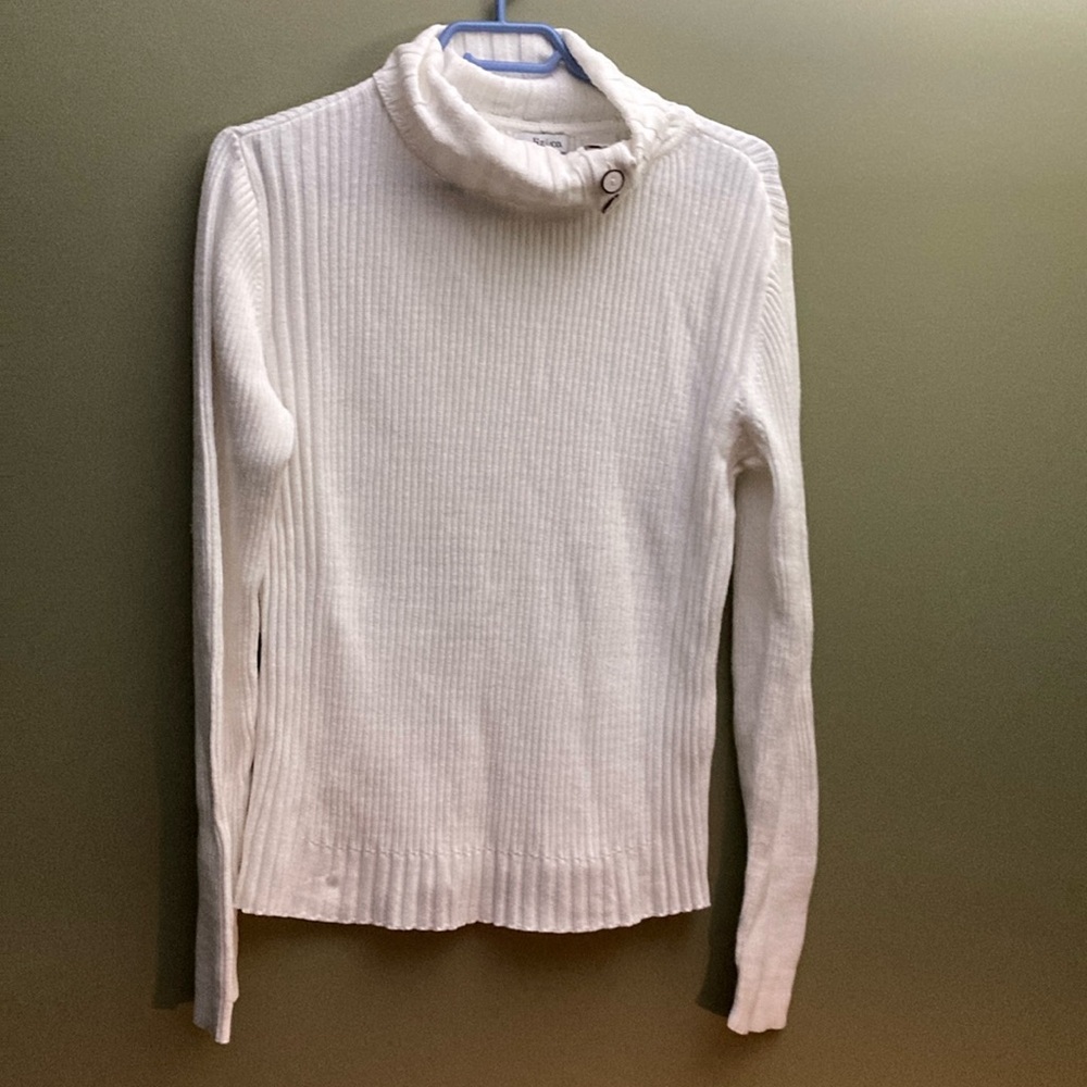 Liz & co. White ribbed turtleneck with decorative buttons on the collar.